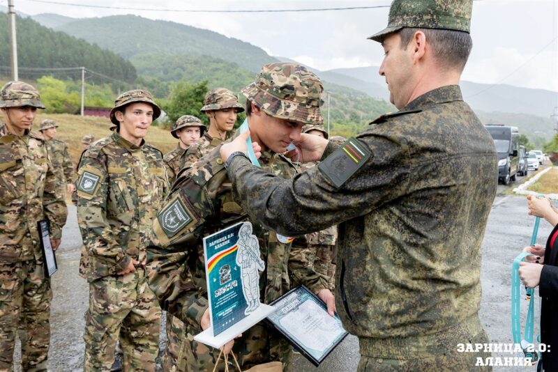 «Зарница 2.0»: Колонна участников вдоль грунтовой дороги — №529