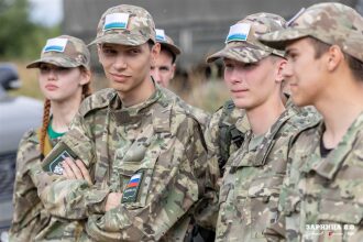 «Зарница 2.0»: строй участников на плацу лагеря «Авангард» на «Зарнице 2.0»