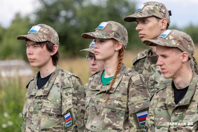 Лазертаг LASERWAR: группа с тагерами LASERWAR в камуфляже на площадке LASERWAR