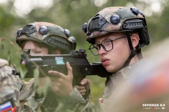 Лазертаг LASERWAR: отряд проходит мимо бетонного сооружения на площадке LASERWAR