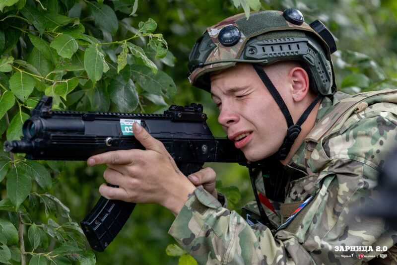 Турнир «Зарницы 2.0» LASERWAR: команда держит сектор наблюдения во время миссии лазертага