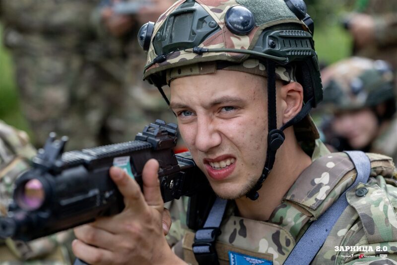 Фото «Зарницы 2.0»: широкий кадр строя на тренировочном поле на полигоне «Зарницы 2.0»