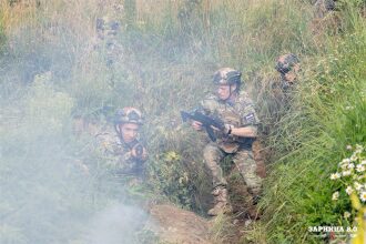 Фото «Зарницы 2.0»: полный рост: камуфляж и берцы на плацу на полигоне «Зарницы 2.0»