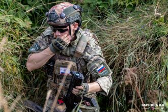 «Зарница 2.0»: ряд тактических шлемов в построении на «Зарнице 2.0»