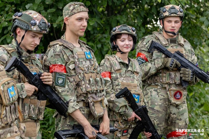 Турнир «Зарницы 2.0» LASERWAR: строй участников на плацу лагеря «Авангард» во время миссии лазертага