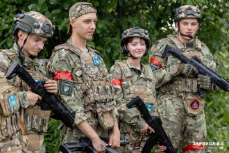 Турнир «Зарницы 2.0» LASERWAR: строй участников на плацу лагеря «Авангард» во время миссии лазертага