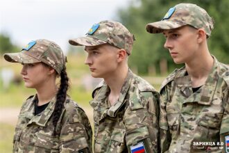 «Зарница 2.0»: колонна участников вдоль грунтовой дороги на «Зарнице 2.0»