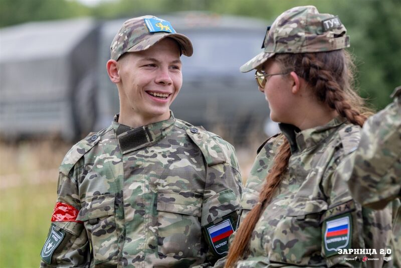 Фото «Зарницы 2.0»: тактическая стойка на склоне песчаного поля на полигоне «Зарницы 2.0»