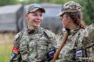 Фото «Зарницы 2.0»: тактическая стойка на склоне песчаного поля на полигоне «Зарницы 2.0»