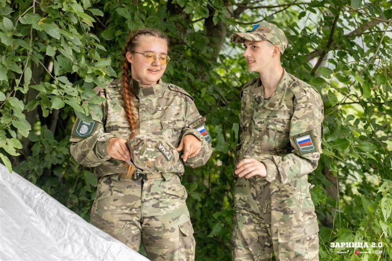 Лагерь «Авангард», лазертаг: полный рост: камуфляж и берцы на плацу в лагере «Авангард»