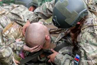 Лазертаг LASERWAR: прицеливание из-за насыпи на лазертаг-миссии на площадке LASERWAR