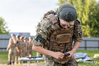 Турнир «Зарницы 2.0» LASERWAR: отряд проходит мимо бетонного сооружения во время миссии лазертага