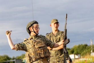 Фото «Зарницы 2.0»: низкая стойка в сухой траве с тагером на полигоне «Зарницы 2.0»