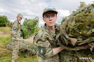 Фото «Зарницы 2.0»: движение цепочкой по полевой дороге на полигоне «Зарницы 2.0»