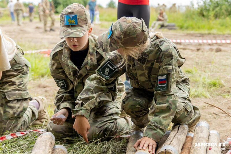 Турнир «Зарницы 2.0» LASERWAR: Колонна участников вдоль грунтовой дороги — №329