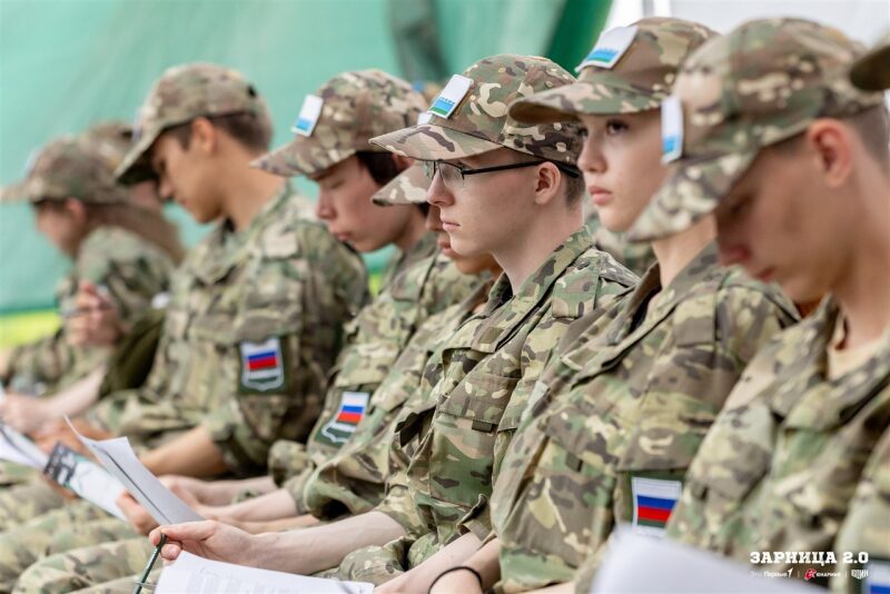 «Зарница 2.0»: Колонна участников вдоль грунтовой дороги — №409