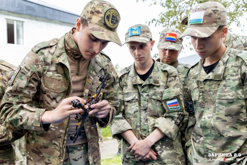 Фото «Зарницы 2.0»: Низкая стойка в сухой траве с тагером — №456