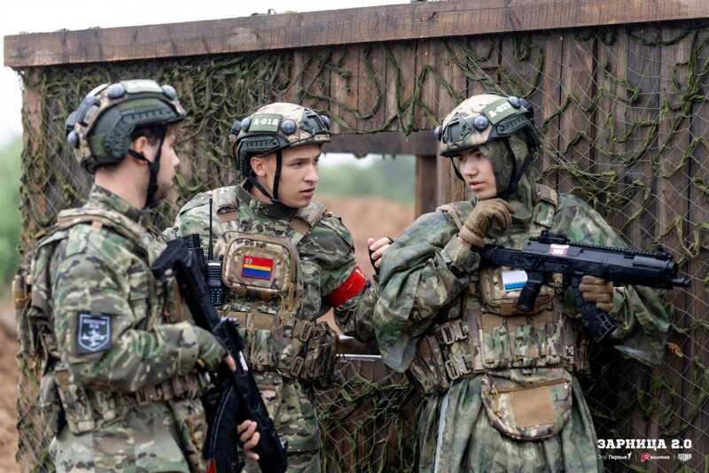 Лагерь «Авангард», лазертаг: Низкая стойка в сухой траве с тагером — №496
