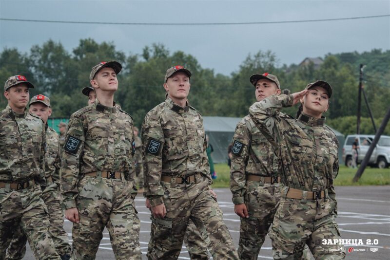 Лазертаг LASERWAR: группа с тагерами LASERWAR в камуфляже на площадке LASERWAR