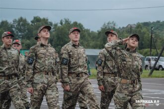 Лазертаг LASERWAR: группа с тагерами LASERWAR в камуфляже на площадке LASERWAR