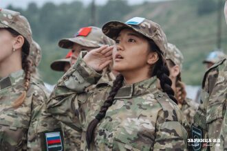Лагерь «Авангард», лазертаг: выход отряда на старт миссии «Зарницы» в лагере «Авангард»