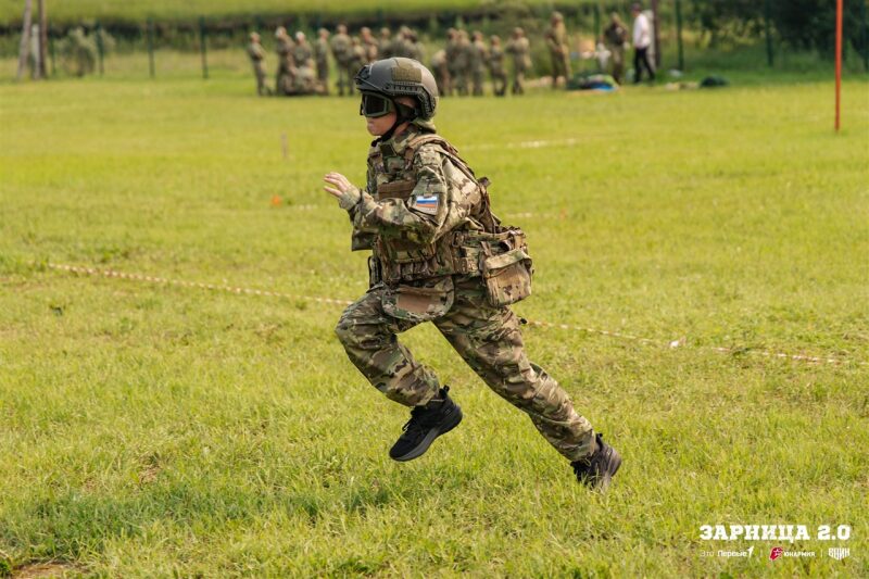 Лагерь «Авангард», лазертаг: низкая стойка в сухой траве с тагером в лагере «Авангард»