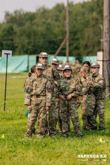 Фото «Зарницы 2.0»: широкий кадр строя на тренировочном поле на полигоне «Зарницы 2.0»