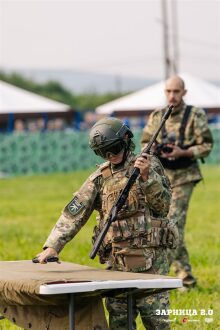 Лазертаг LASERWAR: групповой портрет отряда на полигоне на площадке LASERWAR