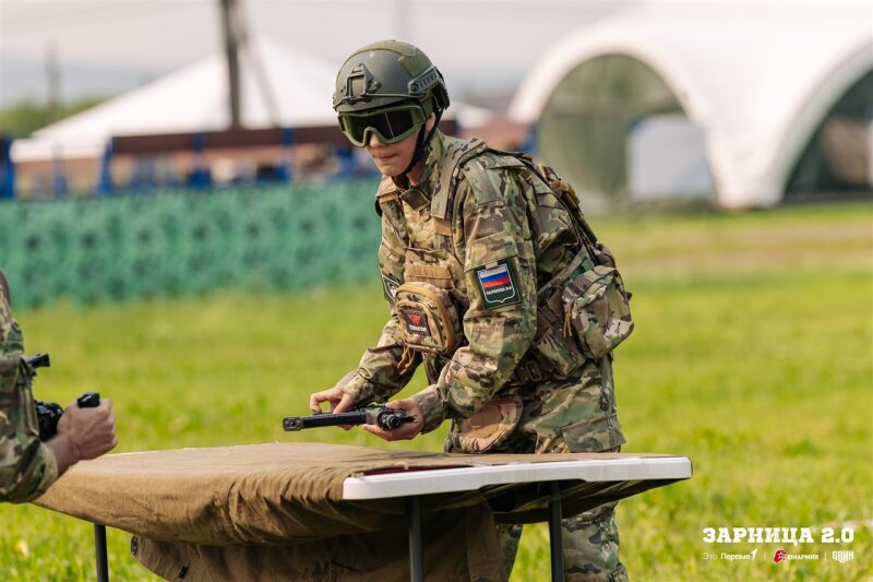 Турнир «Зарницы 2.0» LASERWAR: прицеливание из-за насыпи на лазертаг-миссии во время миссии лазертага