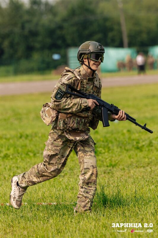 «Зарница 2.0»: отряд проходит мимо бетонного сооружения на «Зарнице 2.0»