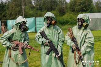 Турнир «Зарницы 2.0» LASERWAR: ряд тактических шлемов в построении во время миссии лазертага