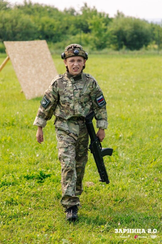 Турнир «Зарницы 2.0» LASERWAR: группа с тагерами LASERWAR в камуфляже во время миссии лазертага