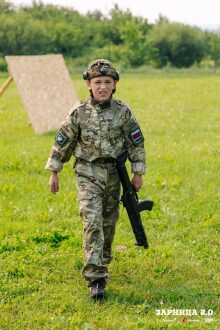 Турнир «Зарницы 2.0» LASERWAR: группа с тагерами LASERWAR в камуфляже во время миссии лазертага