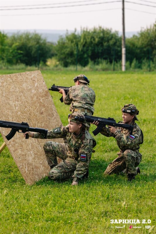 Лазертаг LASERWAR: прицеливание из-за насыпи на лазертаг-миссии на площадке LASERWAR