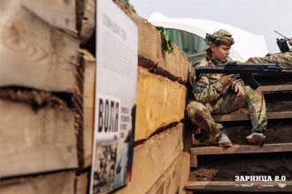 Турнир «Зарницы 2.0» LASERWAR: отряд проходит мимо бетонного сооружения во время миссии лазертага