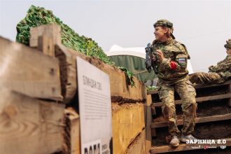 Фото «Зарницы 2.0»: низкая стойка в сухой траве с тагером на полигоне «Зарницы 2.0»
