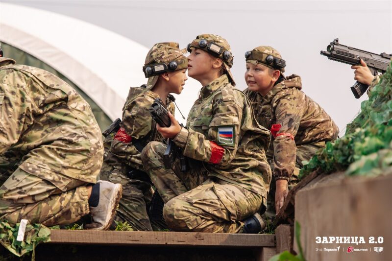 LASERWAR на «Зарнице 2.0»: широкий кадр строя на тренировочном поле в лазертаг-дне «Зарницы»