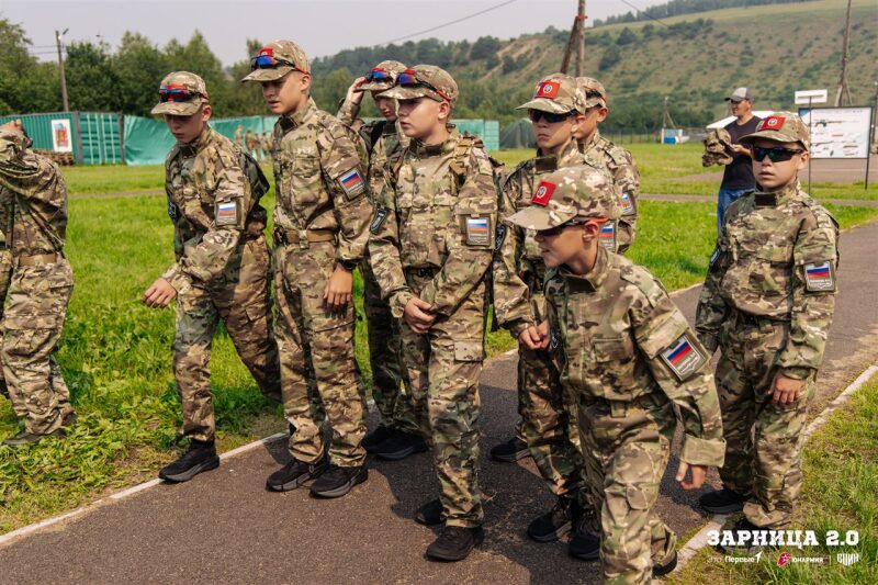 Турнир «Зарницы 2.0» LASERWAR: укрытие за стволом дерева на миссии во время миссии лазертага