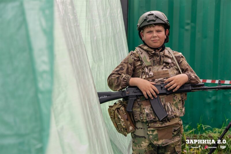 Турнир «Зарницы 2.0» LASERWAR: групповой портрет отряда на полигоне во время миссии лазертага