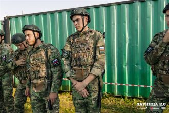 Лагерь «Авангард», лазертаг: Низкая стойка в сухой траве с тагером — №256