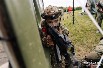 Турнир «Зарницы 2.0» LASERWAR: Колонна участников вдоль грунтовой дороги — №569