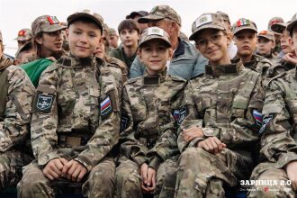 Турнир «Зарницы 2.0» LASERWAR: Колонна участников вдоль грунтовой дороги — №689