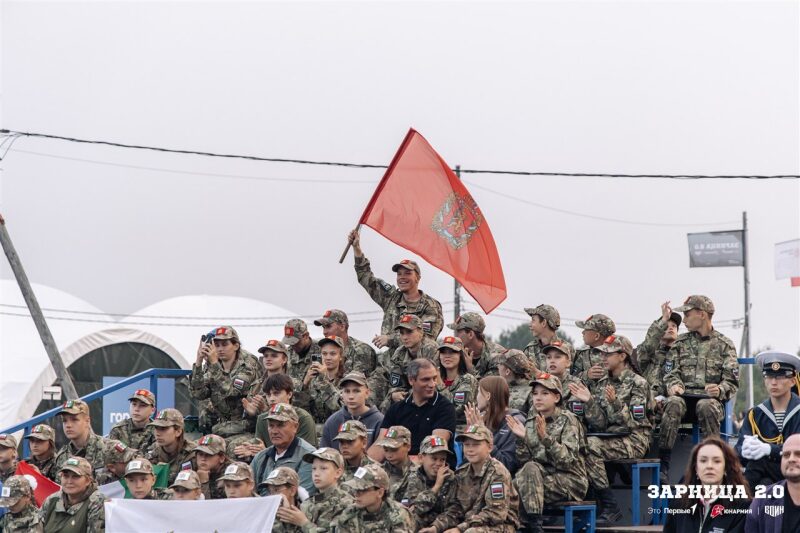 Лагерь «Авангард», лазертаг: Низкая стойка в сухой траве с тагером — №736