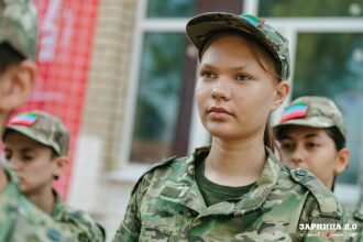 Лазертаг LASERWAR: группа с тагерами LASERWAR в камуфляже на площадке LASERWAR