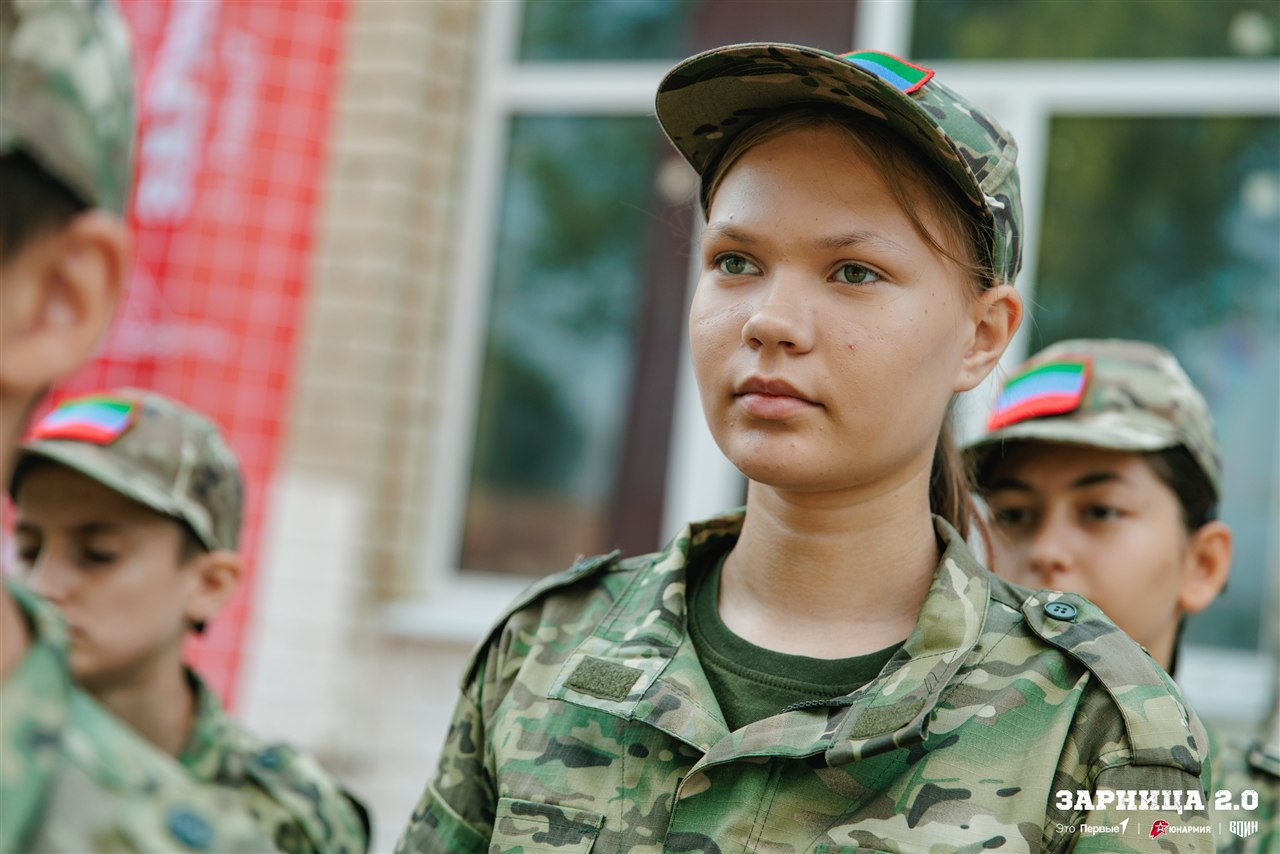 Лазертаг LASERWAR: группа с тагерами LASERWAR в камуфляже на площадке LASERWAR