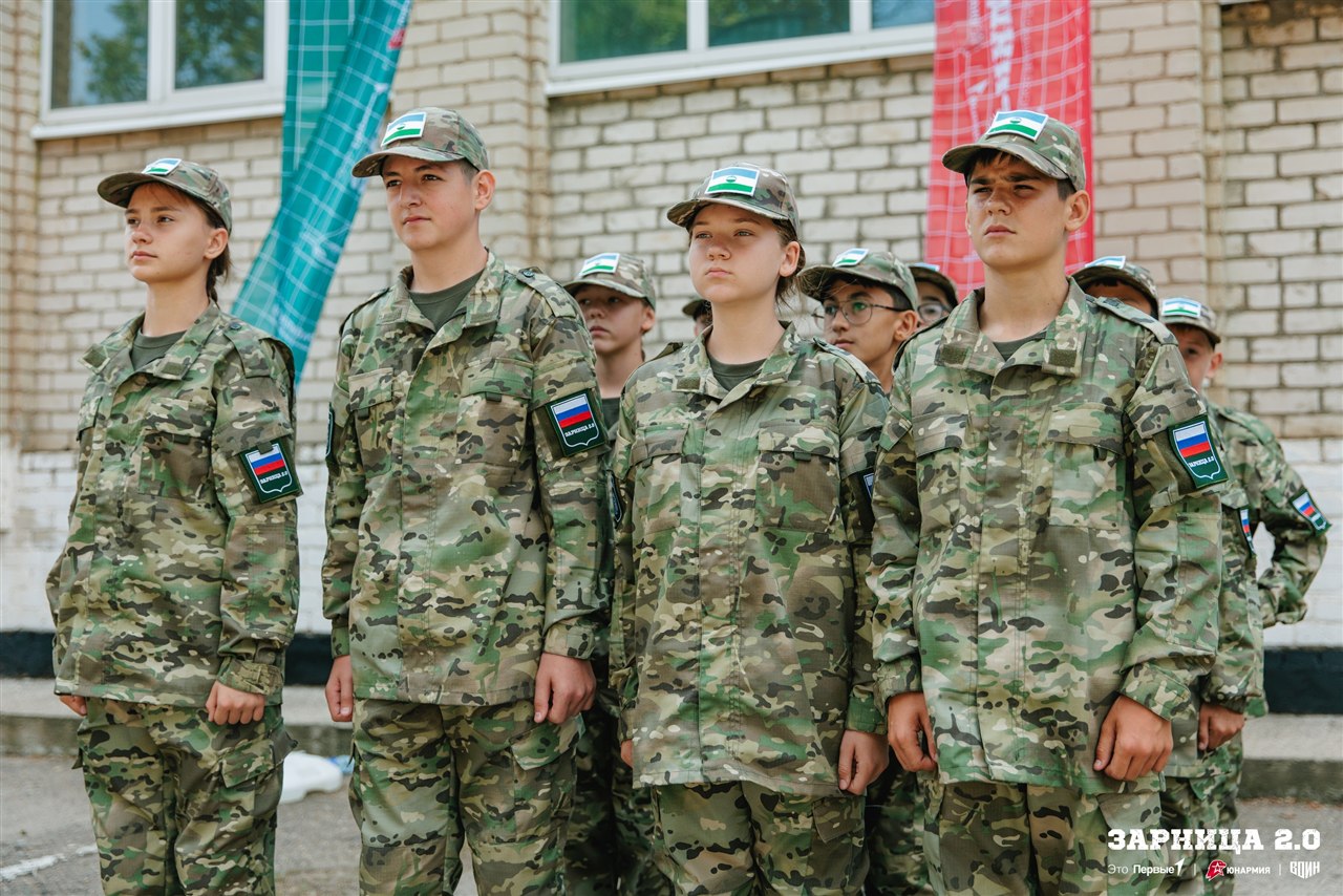 Лагерь «Авангард», лазертаг: выход отряда на старт миссии «Зарницы» в лагере «Авангард»