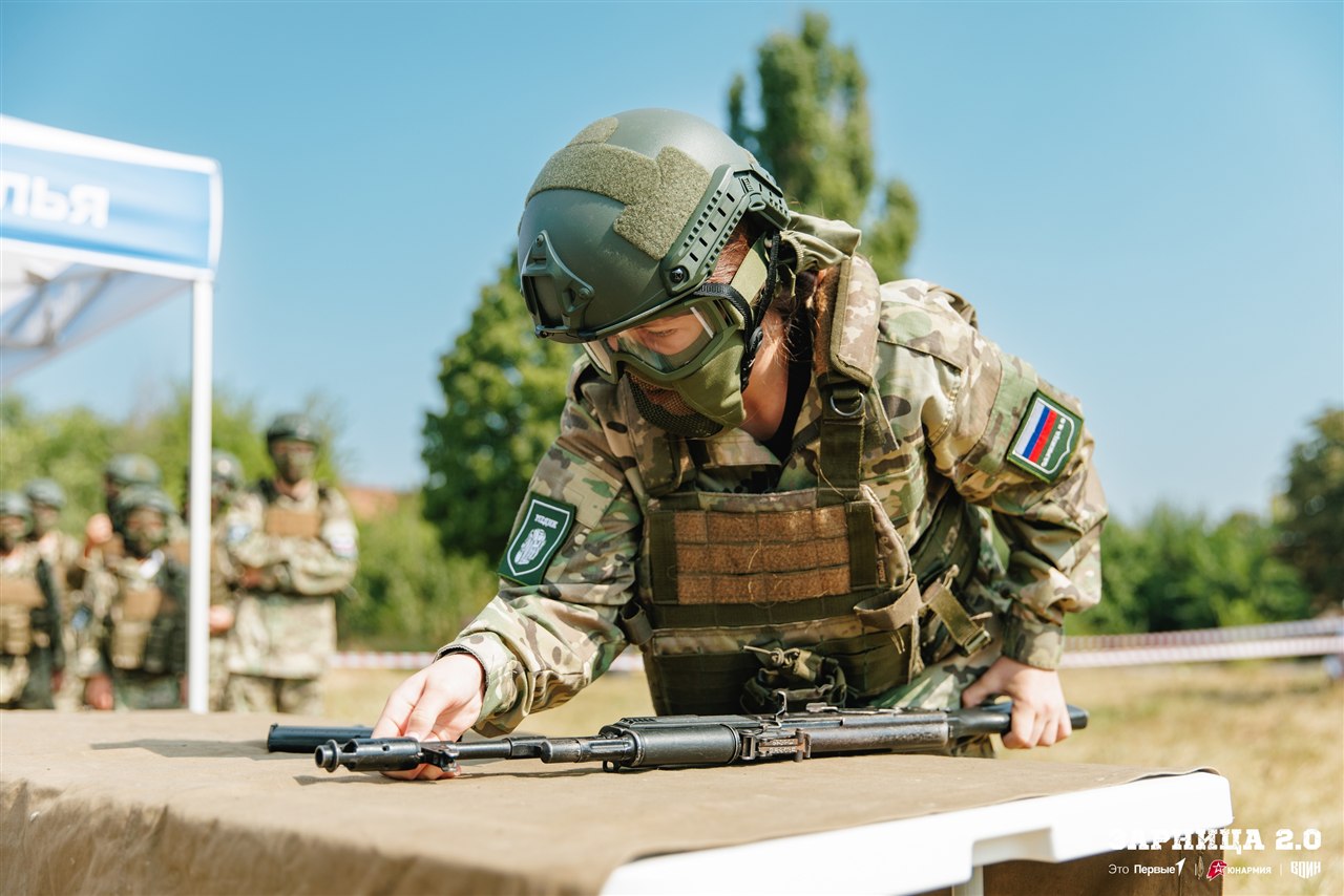 LASERWAR на «Зарнице 2.0»: тактическая стойка на склоне песчаного поля в лазертаг-дне «Зарницы»