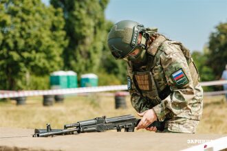 Лазертаг LASERWAR: отряд проходит мимо бетонного сооружения на площадке LASERWAR