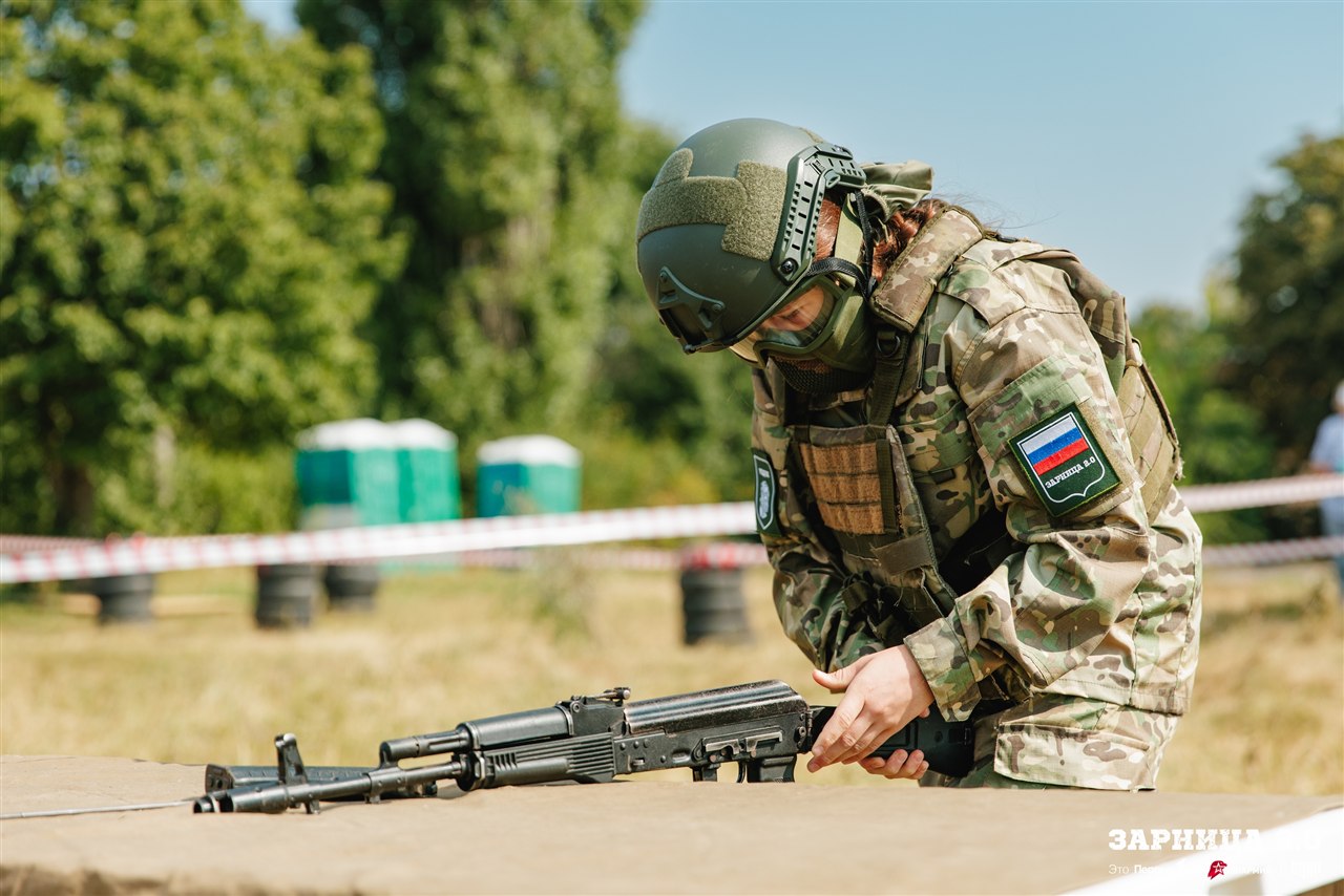 Лазертаг LASERWAR: отряд проходит мимо бетонного сооружения на площадке LASERWAR