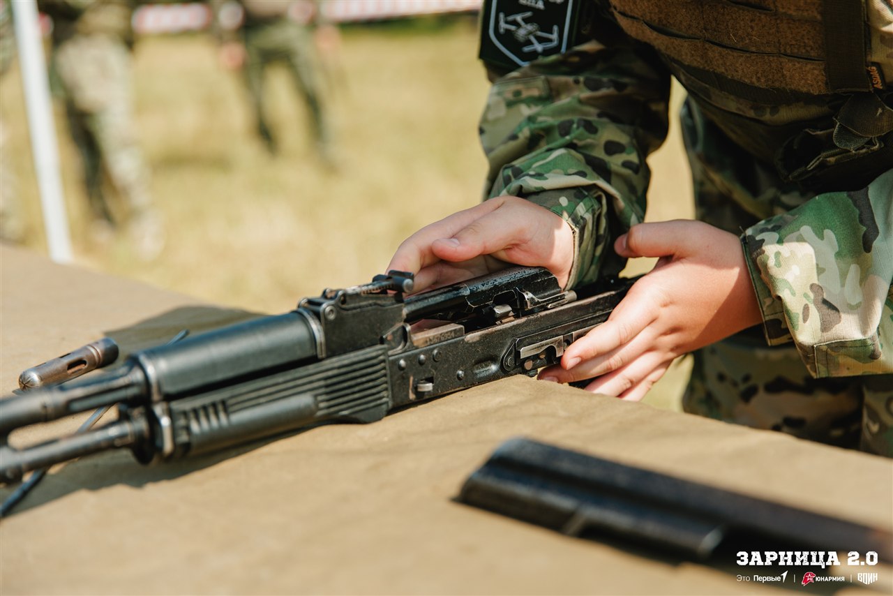 Турнир «Зарницы 2.0» LASERWAR: прицеливание из-за насыпи на лазертаг-миссии во время миссии лазертага